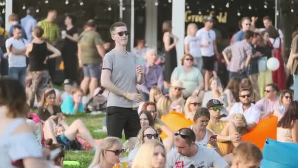 Lidé navštěvují koncert pod širým vzduchem na mezinárodním jazzovém festivalu "" "v Kolomenskoe parku — Stock video