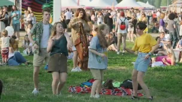 La gente asiste al concierto al aire libre en el Festival Internacional de Jazz "Usadba Jazz" en Kolomenskoe Park — Vídeo de stock