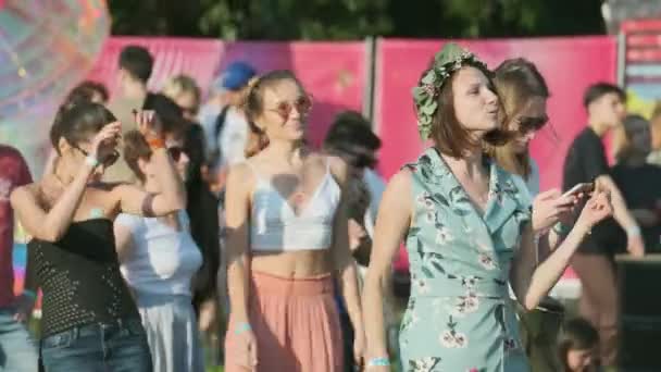 La gente asiste al concierto al aire libre en el Festival Internacional de Jazz "Usadba Jazz" en Kolomenskoe Park — Vídeos de Stock