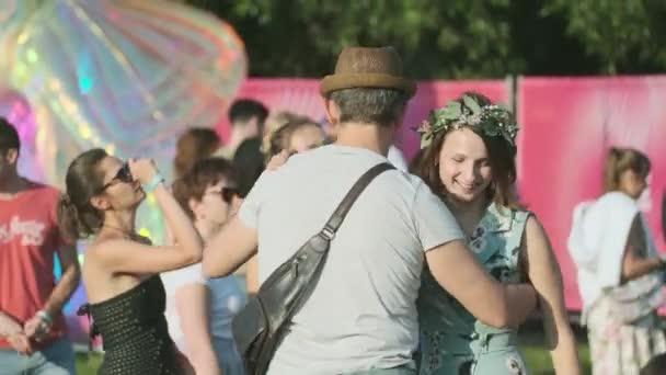 Lidé navštěvují koncert pod širým vzduchem na mezinárodním jazzovém festivalu "" "v Kolomenskoe parku — Stock video