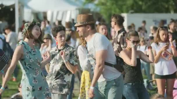 La gente partecipa a un concerto all'aperto al Festival Internazionale di Jazz "Usadba Jazz" nel Kolomenskoe Park — Video Stock