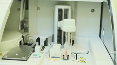 Otomatik kan analizörü devam ediyor