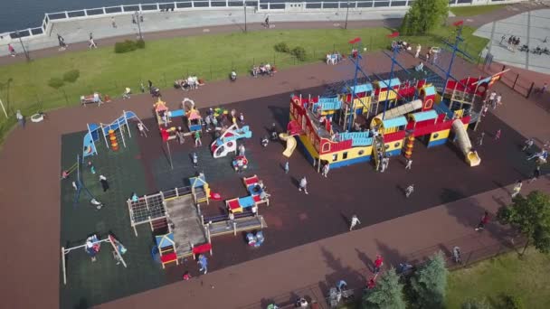 Kinder spielen auf Spielplatz, — Stockvideo