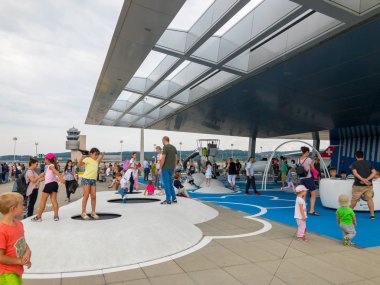 Yolcular uluslararası havaalanında ki oyun alanını ziyaret ediyor