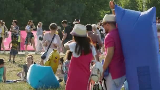 La gente asiste al concierto al aire libre en el Festival Internacional de Jazz "Usadba Jazz" en Kolomenskoe Park — Vídeos de Stock