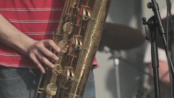 Музыкант, играющий на саксофоне на концерте — стоковое видео