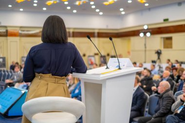 İş Konferansı'nda kadın hoparlör