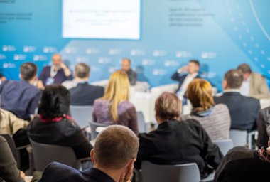 Öğretim görevlisi Konferansı'nda seyirci dinler