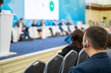 Öğretim görevlisi Konferansı'nda seyirci dinler