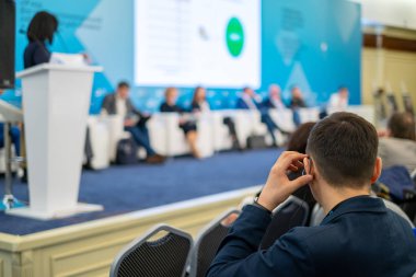 Öğretim görevlisi Konferansı'nda seyirci dinler