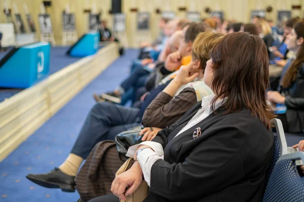 Publiek luistert naar de docent tijdens de conferentie — Stockfoto