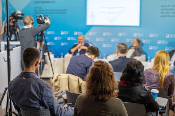 Öğretim görevlisi Konferansı'nda seyirci dinler