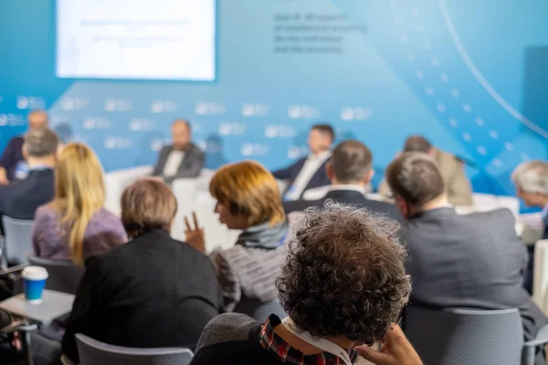 Publiken lyssnar på föreläsare på konferensen — Stockfoto