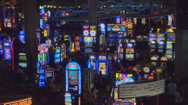 Mensen spelen slotmachines bij Mgm casino — Stockvideo