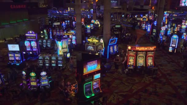 La gente está jugando a las máquinas tragamonedas en MGM casino — Vídeo de stock