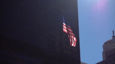 Açık havada Amerikan bayrağı sallayarak