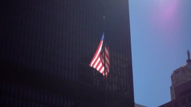 Açık havada Amerikan bayrağı sallayarak