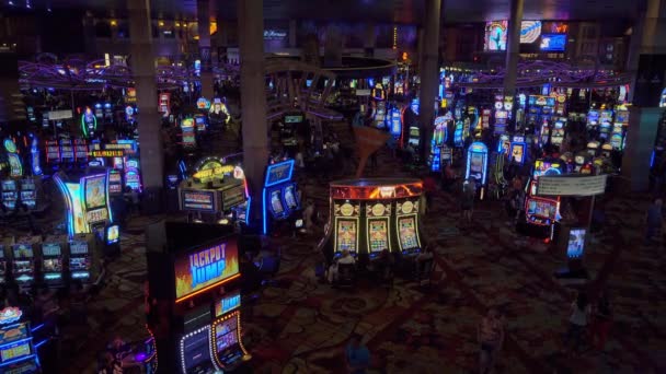 La gente está jugando a las máquinas tragamonedas en MGM casino — Vídeo de stock