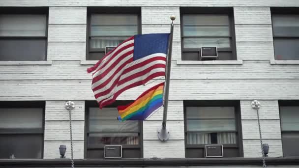 Arco iris y banderas estadounidenses ondean en Manhattan — Vídeos de Stock