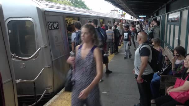 Passagiers zijn aan het instappen de metro trein — Stockvideo