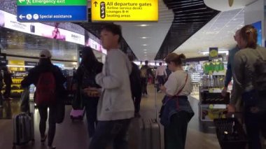 Yolcular uluslararası airprt çıkış arıyoruz