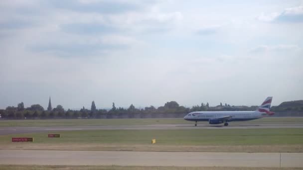 British airways havayolları şirket uçak pistüzerinde kalkışa hazırlanıyor. — Stok video