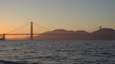 Gün batımında San Francisco manzara Köprü Golden Gate