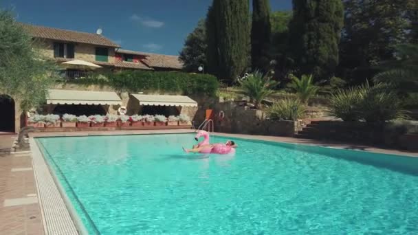 Mujer joven relajándose en la piscina — Vídeo de stock