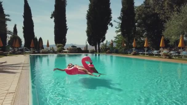 若い女性がプールでリラックス — ストック動画