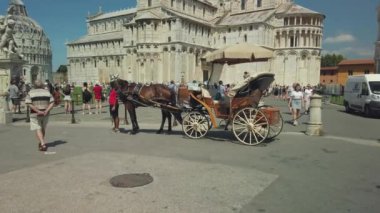 Gündüz ünlü yaslanmış kuleyi ziyaret eden turistler
