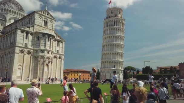 Turisté navštěvující slavnou nakláněnou věž ve dne — Stock video