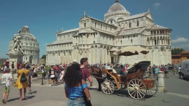 Tourists visiting the famous leaning tower in the daytime — Stock Video