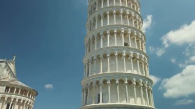 Gündüz ünlü yaslanmış kuleyi ziyaret eden turistler