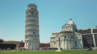 Gündüz ünlü yaslanmış kuleyi ziyaret eden turistler