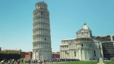 Gündüz ünlü yaslanmış kuleyi ziyaret eden turistler