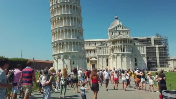 Turistas que visitam a famosa torre inclinada durante o dia — Vídeo de Stock