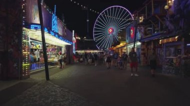 Turistler eğlence parkı sürmek eğlenin.