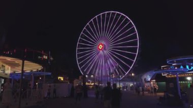 Turistler eğlence parkı sürmek eğlenin.