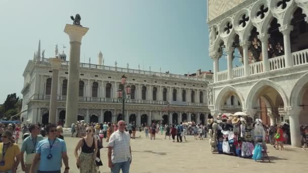 Tourists sightseeing in Venices most famous square San Marco. — Stock Video