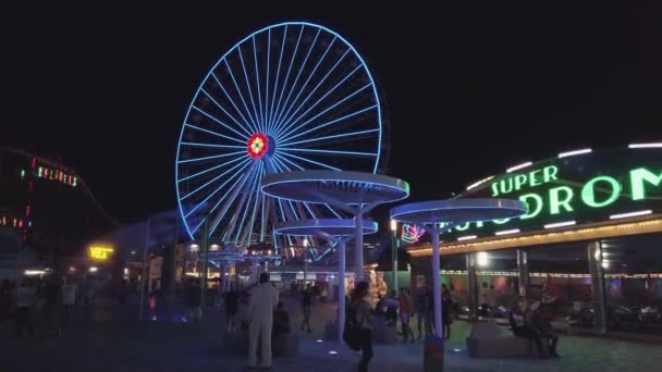 Tourists have fun at the rides in the amusement park. — Stock Video