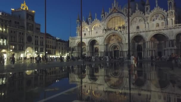 Turister sightseeing i Venices mest kända torg San Marco. — Stockvideo
