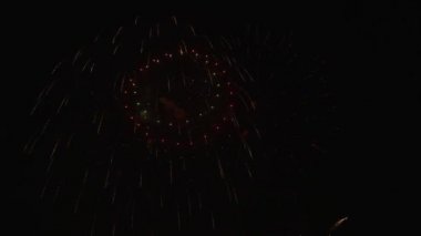 Gökyüzünde renkli havai fişek