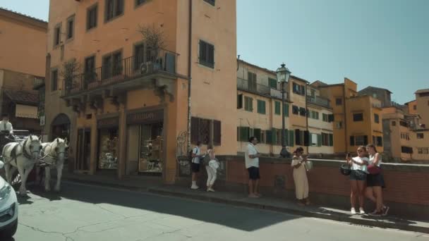 Turistas caminhando no famoso marco de Firenze Ponte Vecchio — Vídeo de Stock