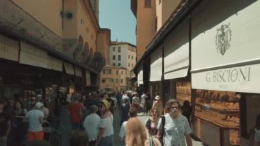 Ünlü Firenze simgesi Ponte Vecchio köprüsüüzerinde yürüyen turistler