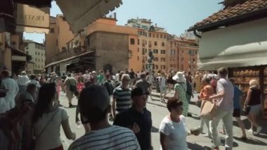 Ünlü Firenze simgesi Ponte Vecchio köprüsüüzerinde yürüyen turistler