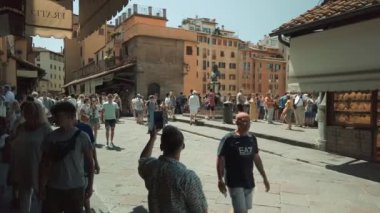 Ünlü Firenze simgesi Ponte Vecchio köprüsüüzerinde yürüyen turistler