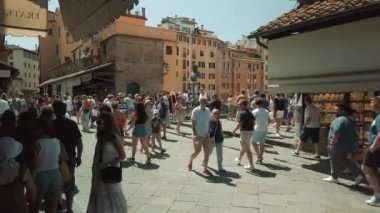 Ünlü Firenze simgesi Ponte Vecchio köprüsüüzerinde yürüyen turistler