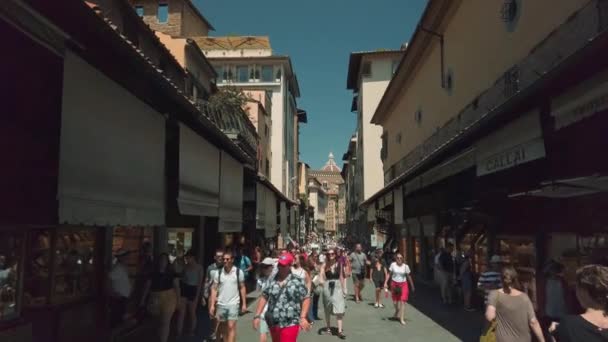 Tourists walking on famous Firenze landmark Ponte Vecchio bridge — Stock Video