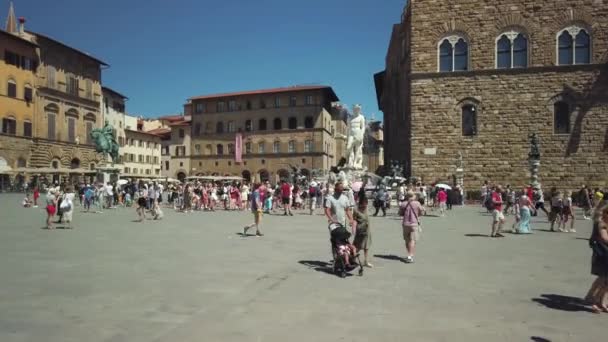 Turistas que visitam as atrações e monumentos mais famosos da cidade velha — Vídeo de Stock
