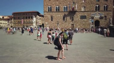 Eski kentteki en ünlü eğlence ve anıtları ziyaret eden turistler